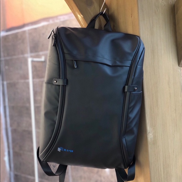 • Black Backpack Waterproof • - Picture 10 of 10